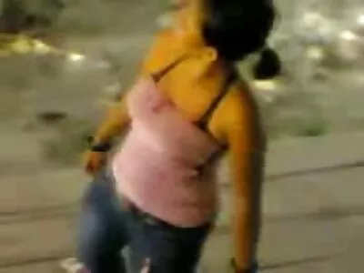 بیدار ماں نے اپنی بالوں والی بلی کو چاٹ لیا اور سٹڈ سے بھر دیا۔