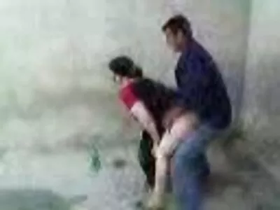 70 کی طرز کا گہرا مقعد پاؤنڈ ٹیٹو بمشیل کے لیے۔